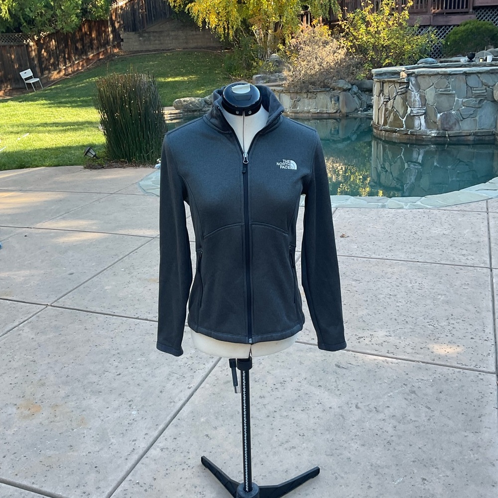 Lightly used women’s fleece lined zip up jacket by the north face.